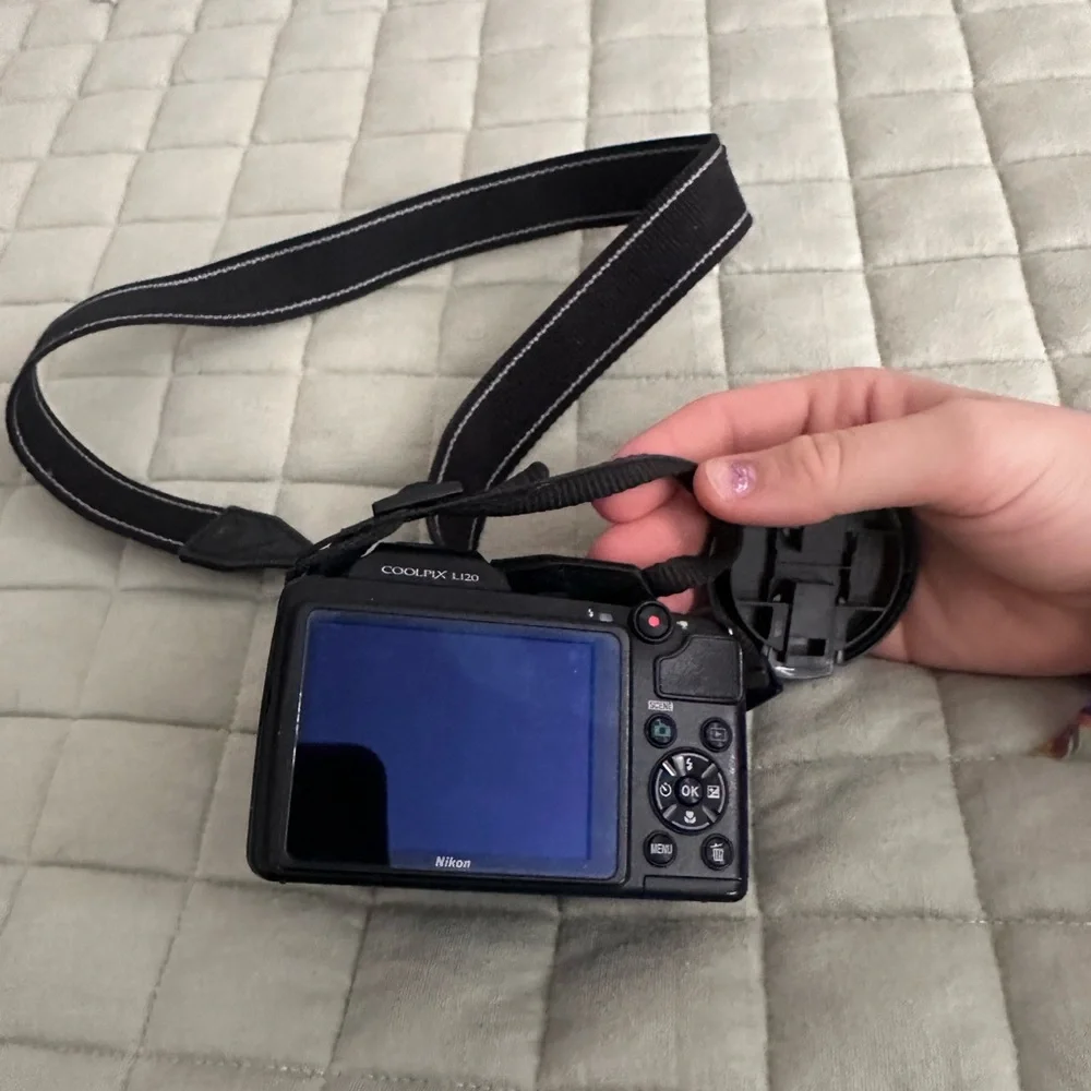 Nikon Coolpix Sleek Black Camera (Needs Repaired)